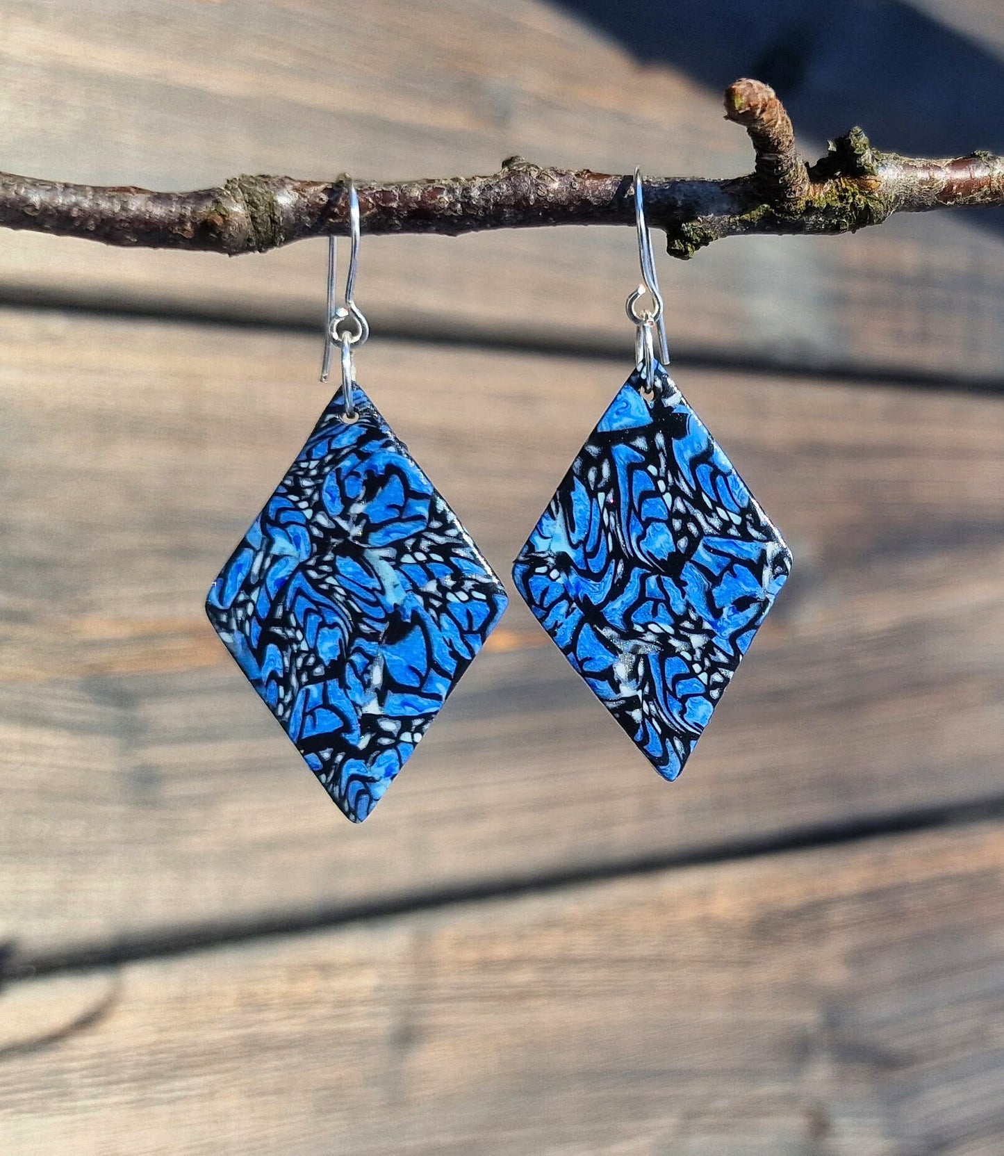 Øredobber med spennende mønster i vakre blåtoner