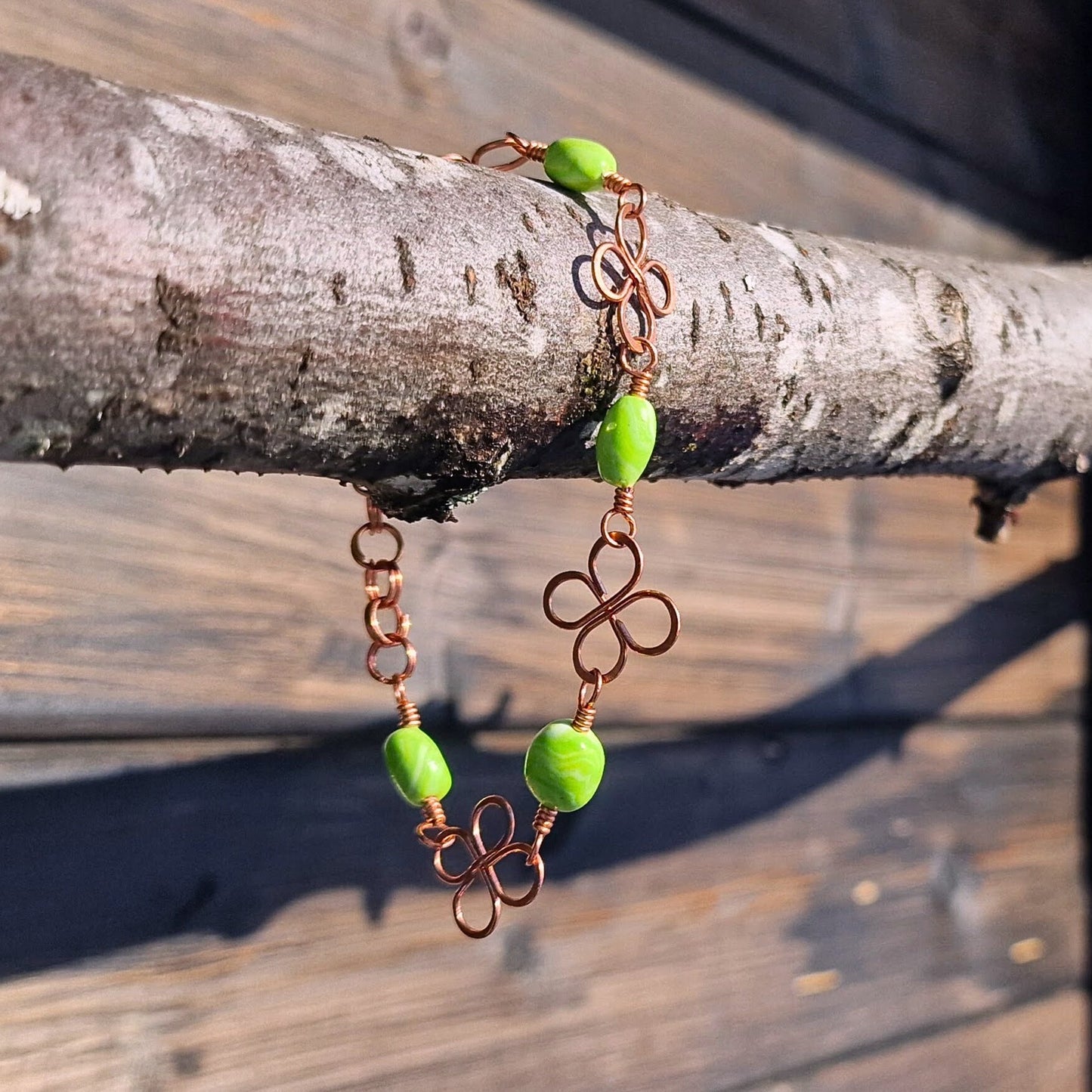 Armbånd med grønnmarmorerte perler og firkløver i kobber