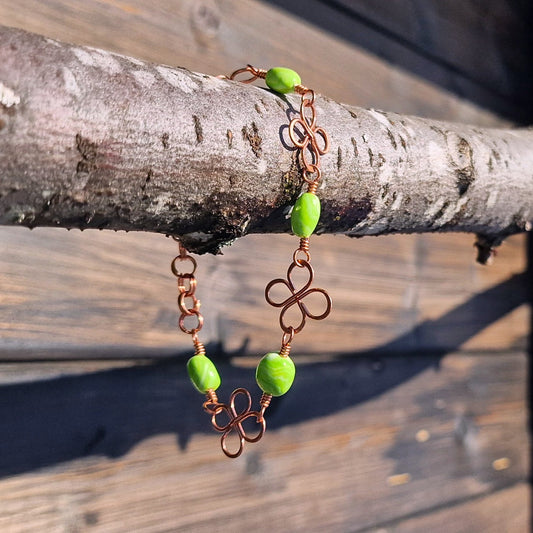 Armbånd med grønnmarmorerte perler og firkløver i kobber