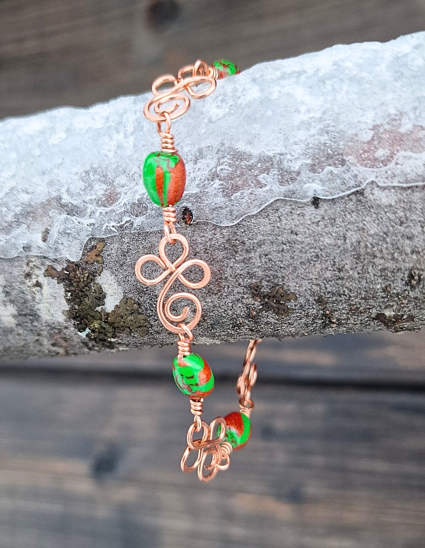 Armbånd med perler i lekre høstfarger og dekorative kobberledd