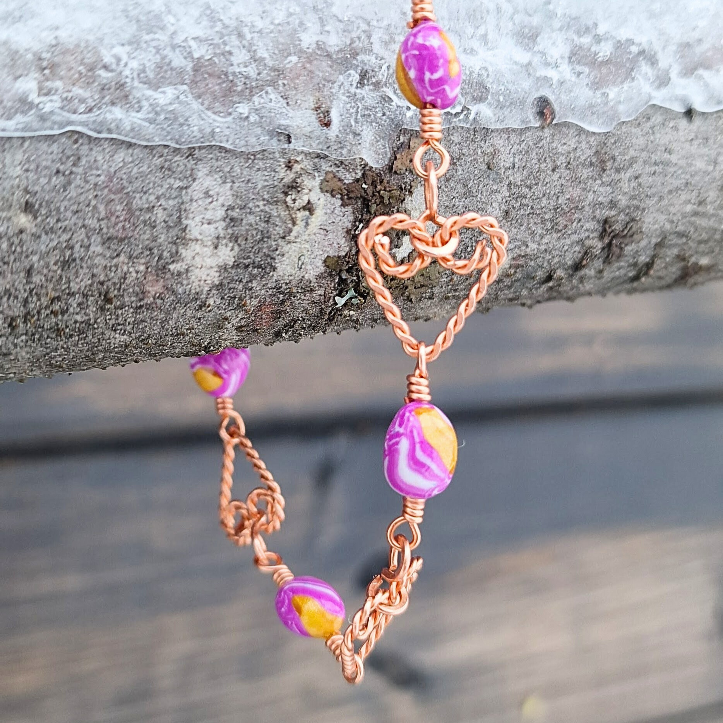 Romantisk armbånd kobberhjerter og håndlagde perler