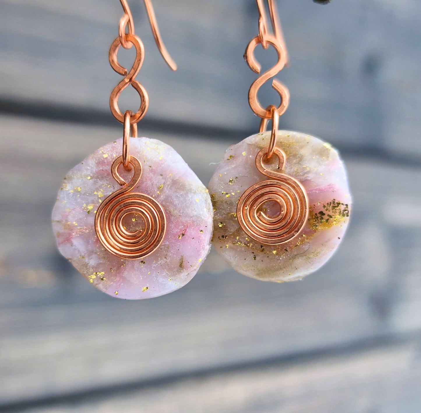 Dreamy marmorimitert ørepynt i rosa og gulltoner