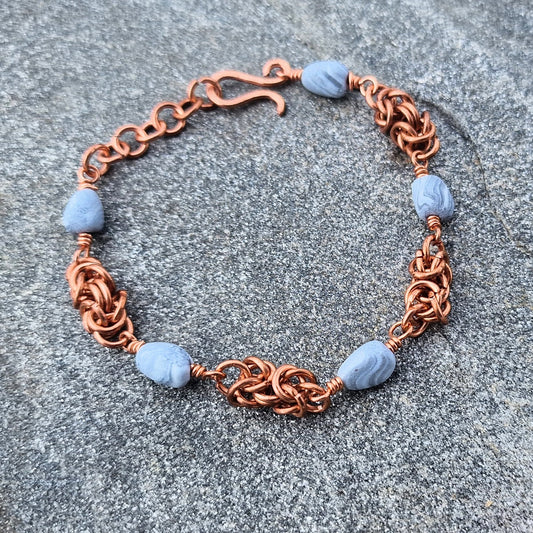 Armbånd med strukturkjede og håndlagde perler