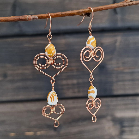 Øredobber med søte hjerter og håndlagde perler