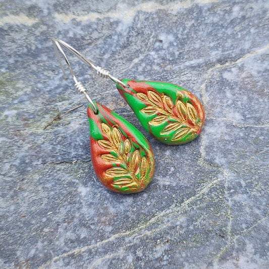 Øredobber i grønt og kobberfarge med gullmalt blad-dekor