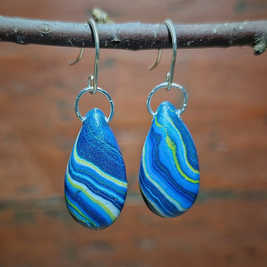 Dråpeformede øredobber med stripete marmorering i blått, hvitt og et hint av gul