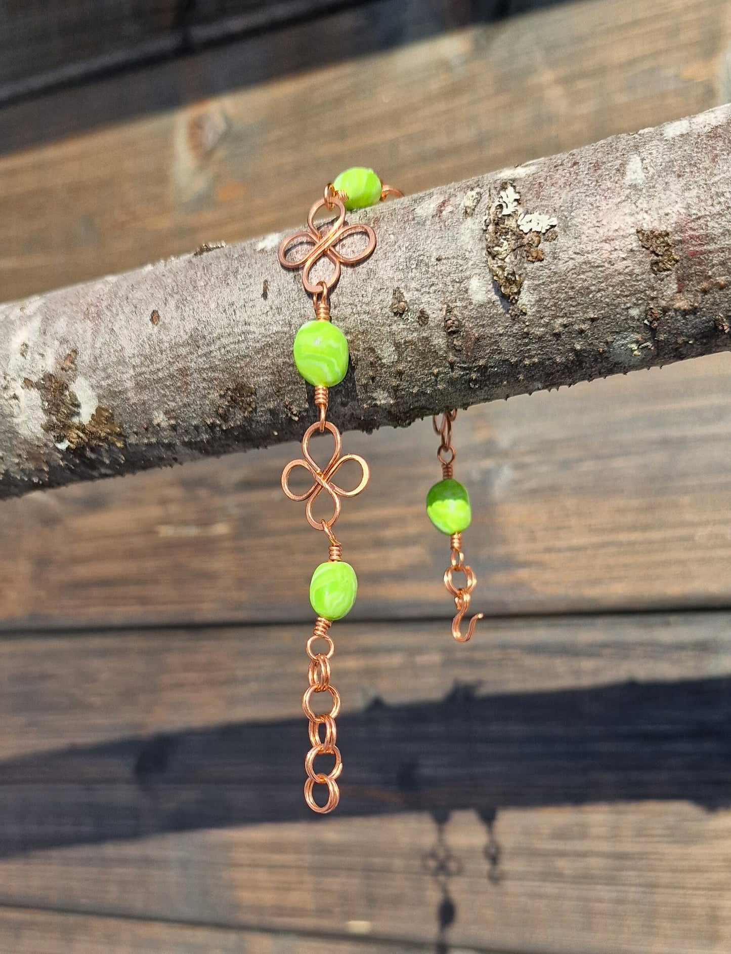 Armbånd med grønnmarmorerte perler og firkløver i kobber