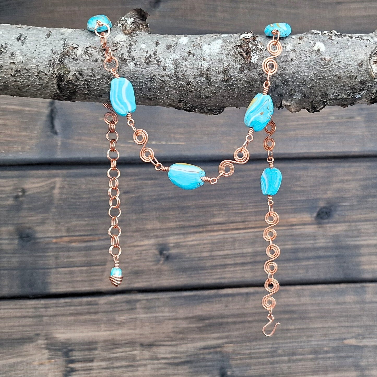 Sommerlig smykke med kobber og turkise polymer perler