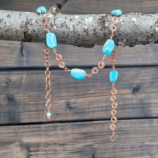 Sommerlig smykke med kobber og turkise polymer perler