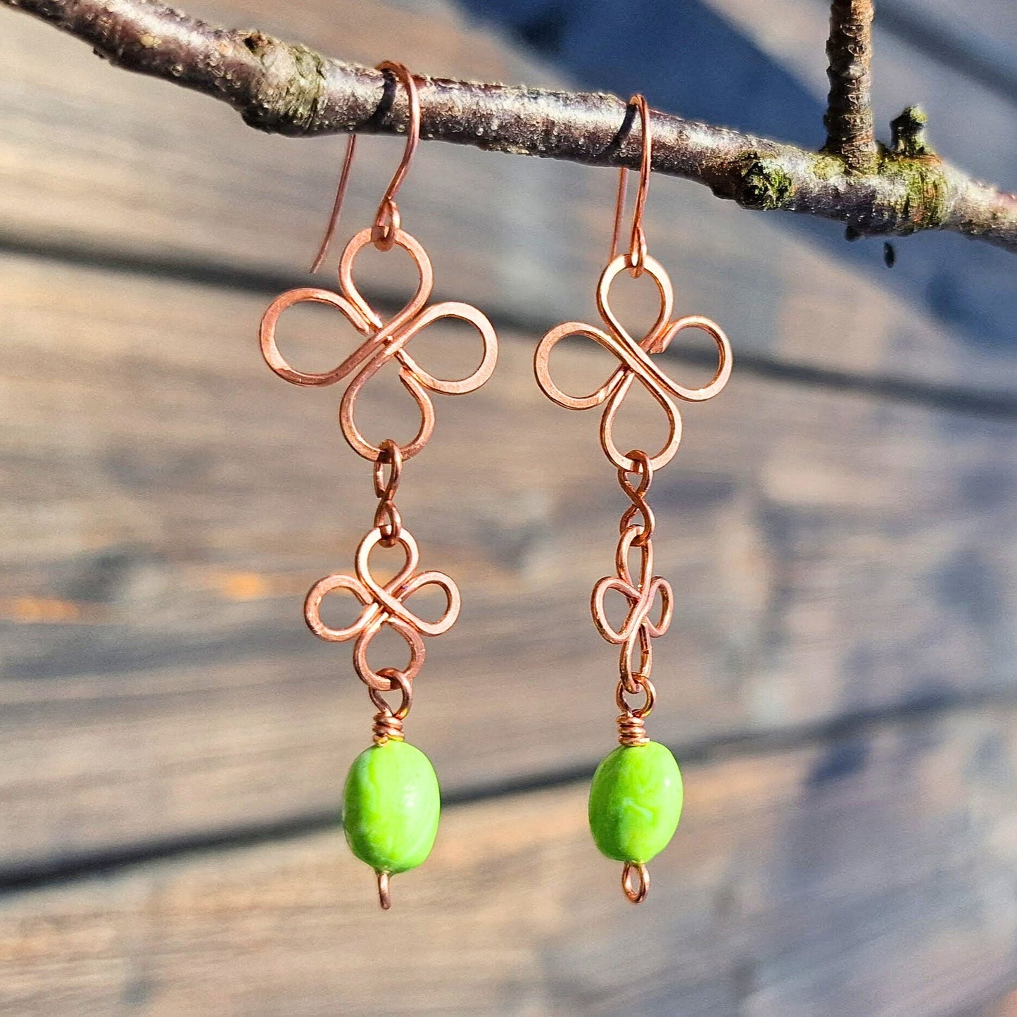 Frikløver øredobber i kobber med håndlagde perler i frisk grønn