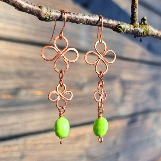 Frikløver øredobber i kobber med håndlagde perler i frisk grønn