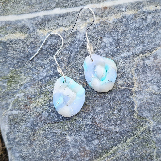 Øredobber i lekre kalde farger med marmorert look