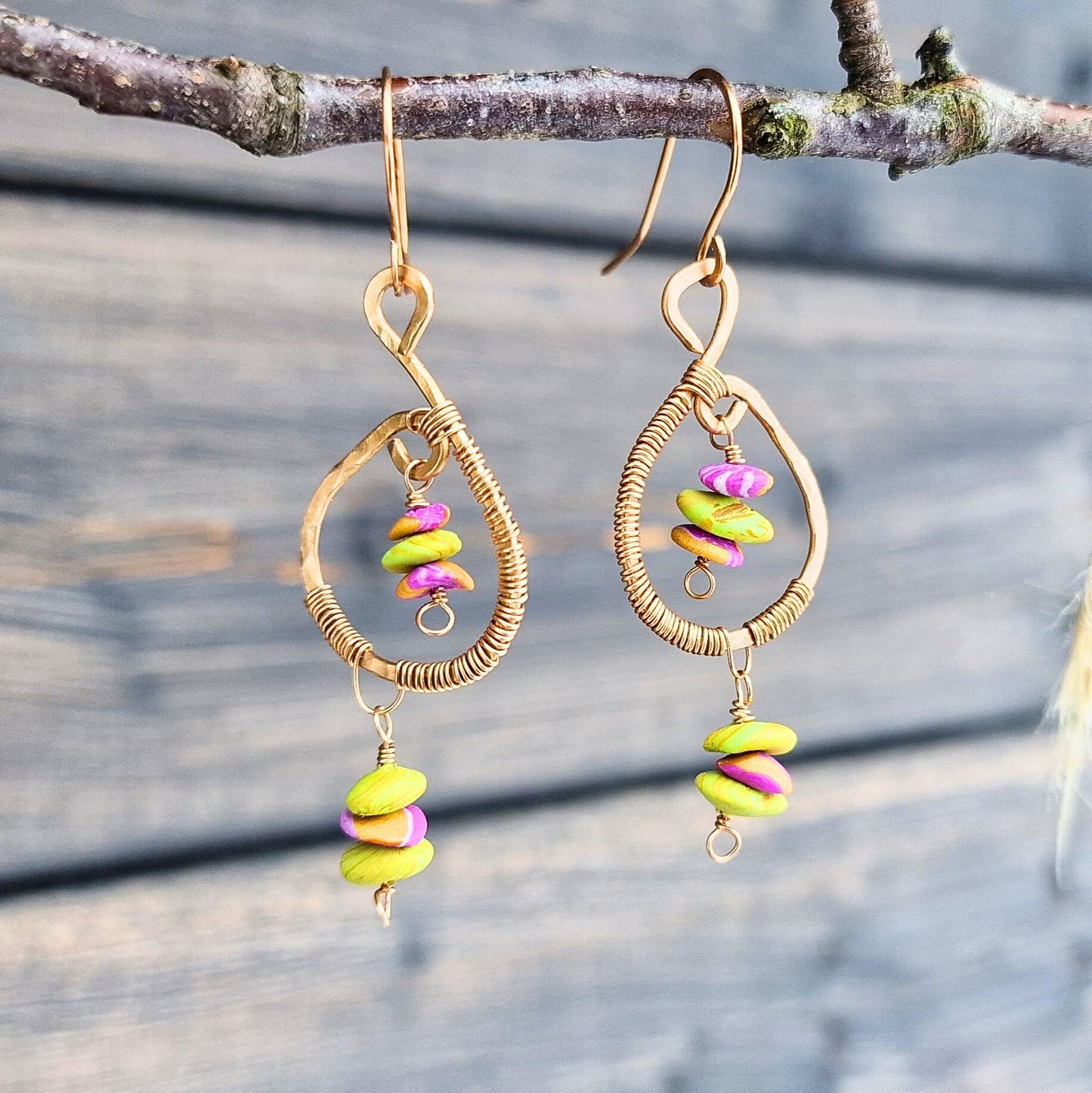 Stilige øredobber i håndtvunnet bronse og polymerperler