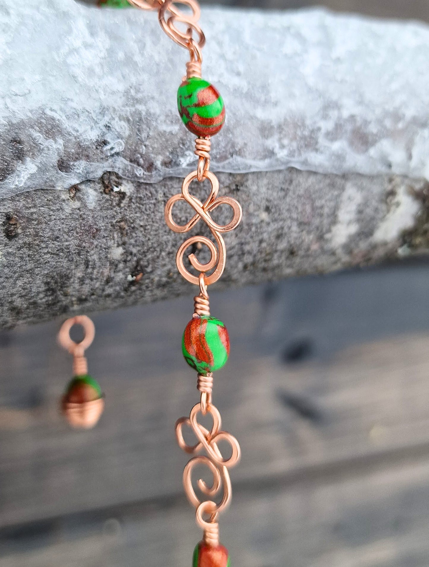 Armbånd med perler i lekre høstfarger og dekorative kobberledd