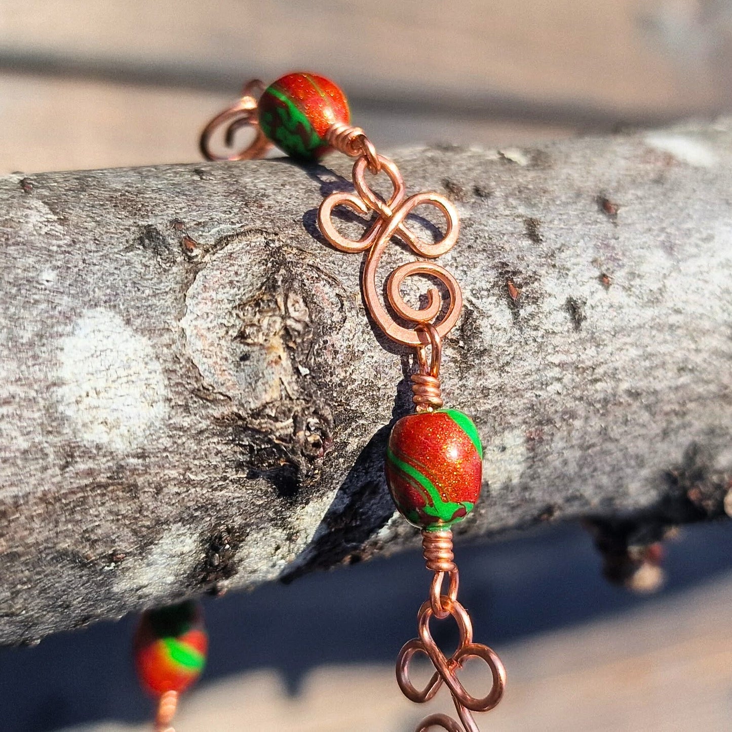 Armbånd med perler i lekre høstfarger og dekorative kobberledd