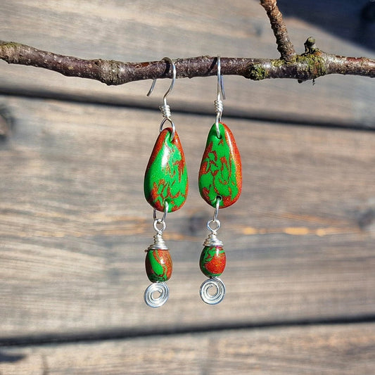 Øredobber i spreke farger