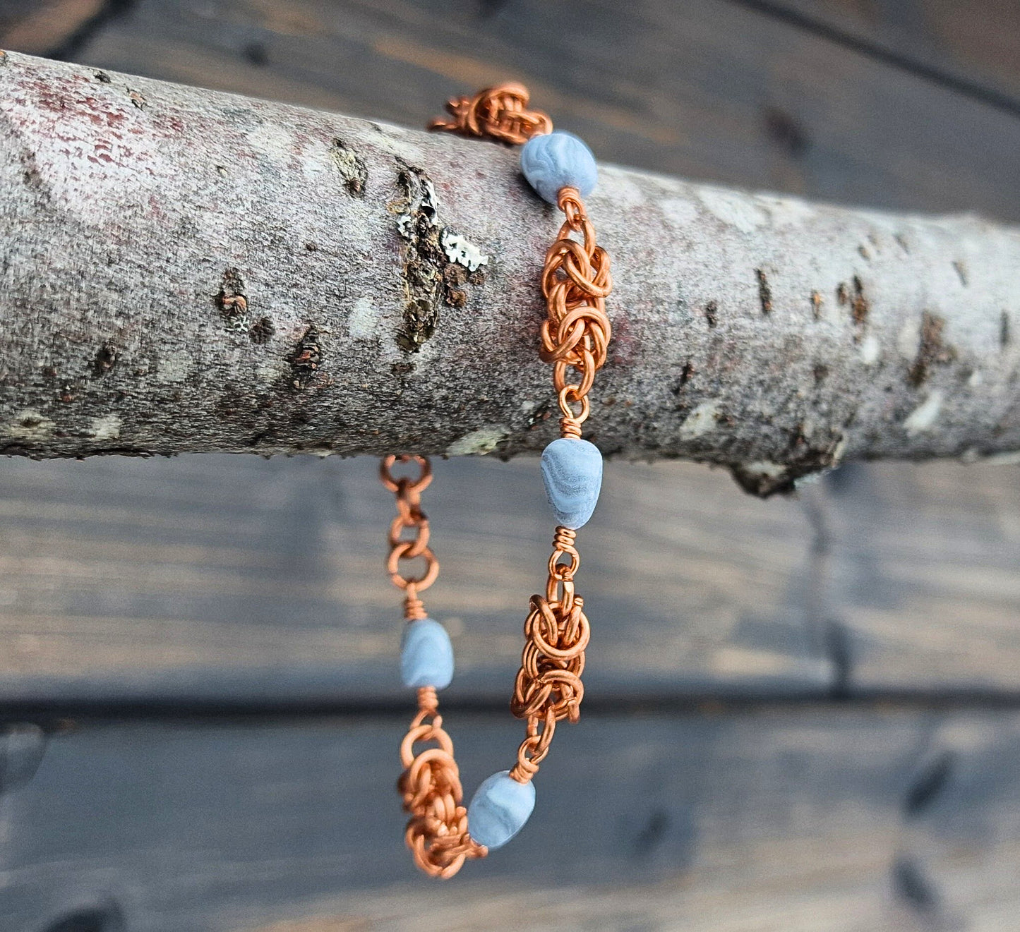 Armbånd med strukturkjede og håndlagde perler