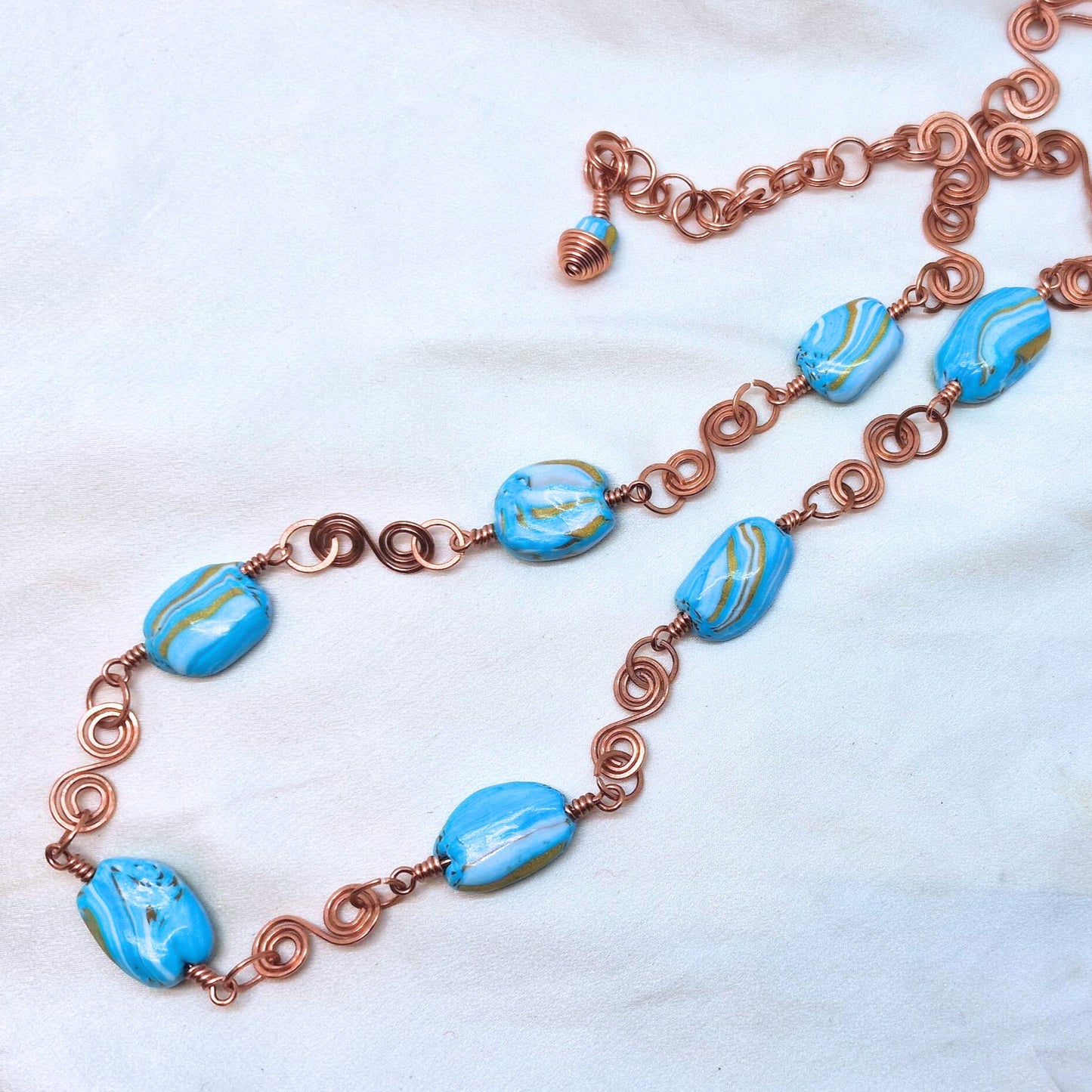 Sommerlig smykke med kobber og turkise polymer perler