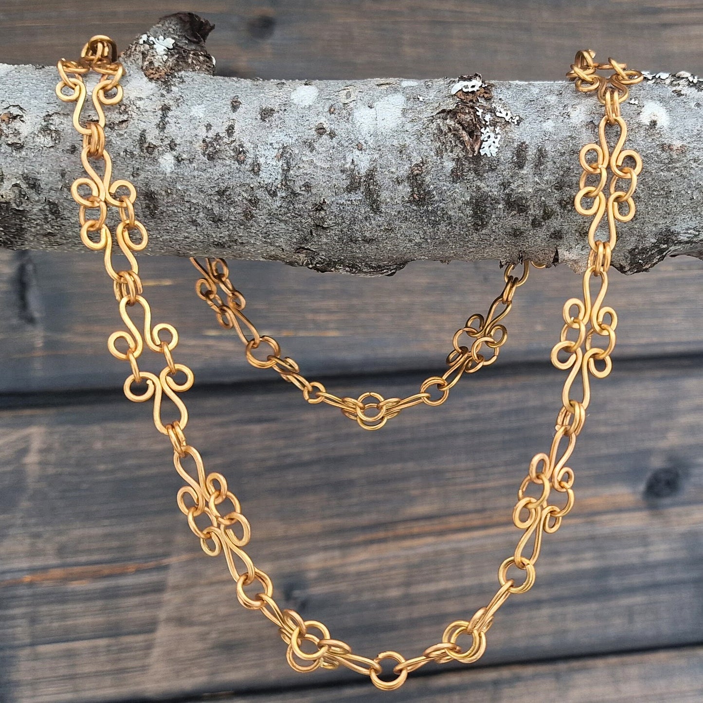 Vakkert halskjede i håndtvunnet bronse