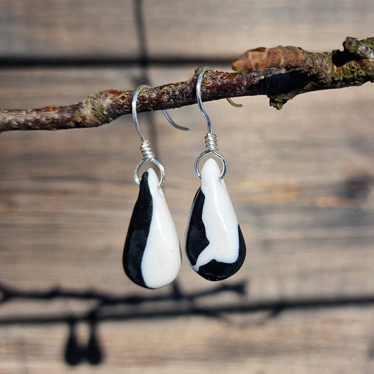 Øredobber i sort og hvitt