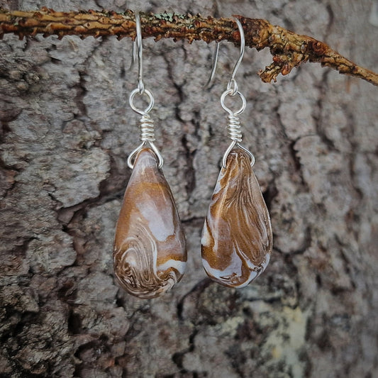 Øredobber i marmorerte jordtoner