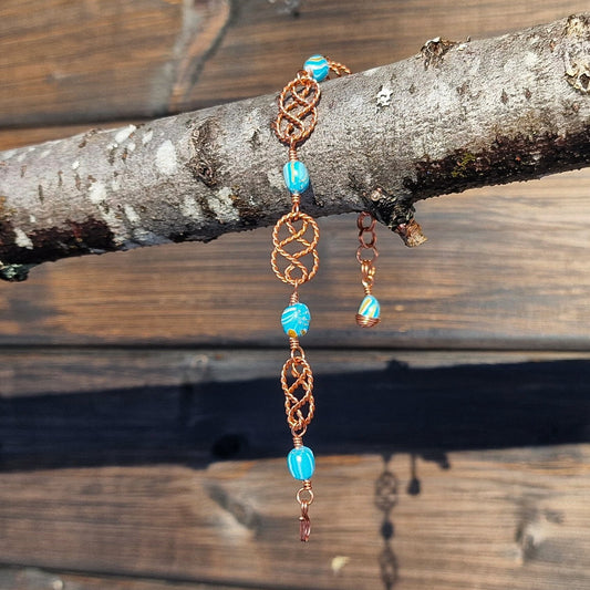 Armbånd med turkise perler og kobberdetaljer i tvunnet kobber