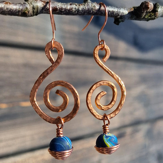 Øredobber i kobber med håndlagde perler i mørk blå