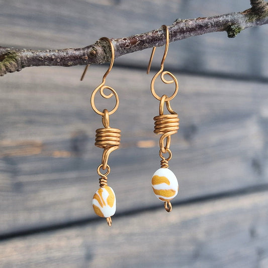 Øredobber i bronse og polymer med elegant og røff stil