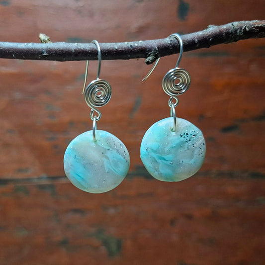 Øredobber i vakre kalde farger og håndlagde ørekroker med spiraldetaljer