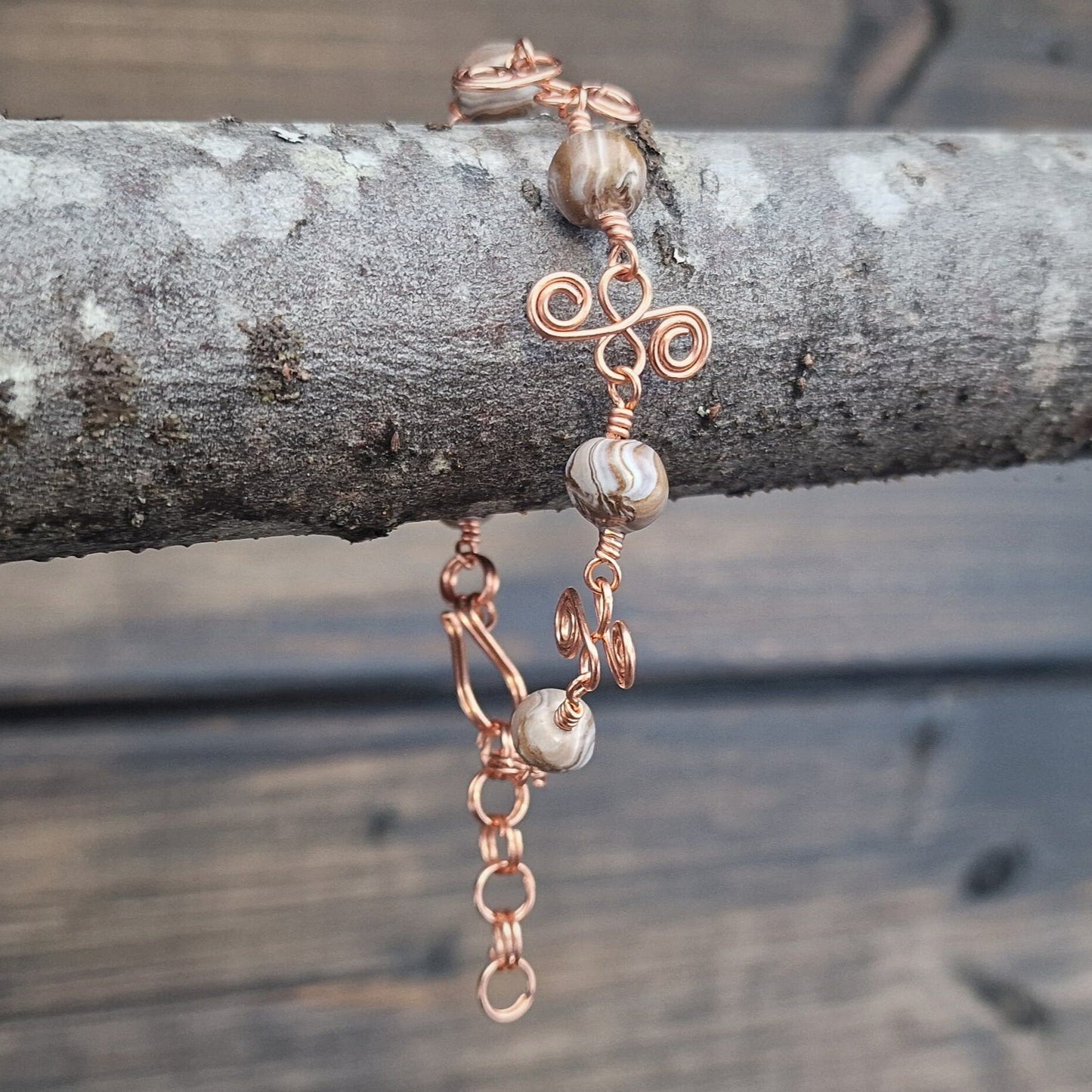 Armbånd med dekorative kobberledd og marmorerte perler