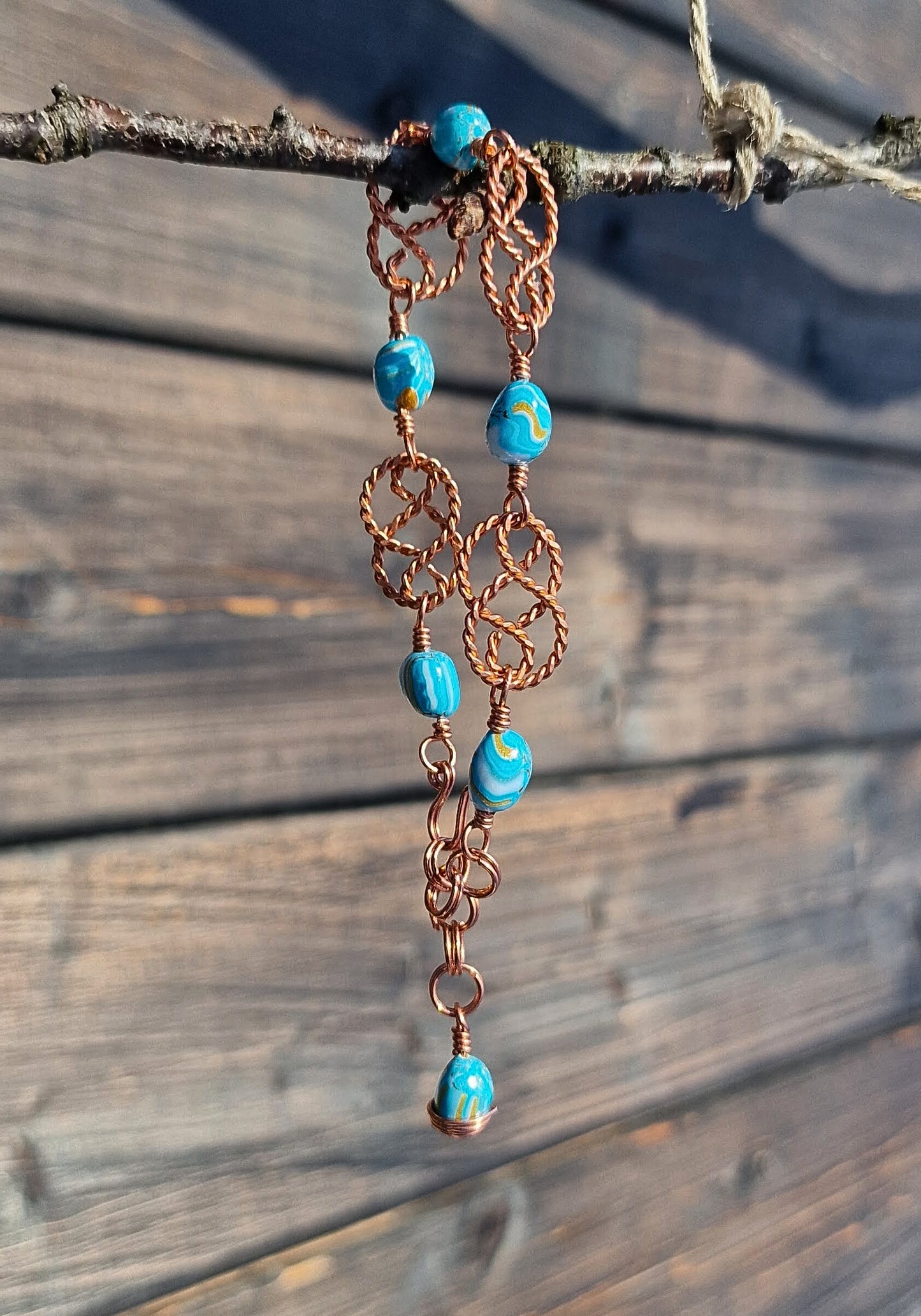 Armbånd med turkise perler og kobberdetaljer i tvunnet kobber