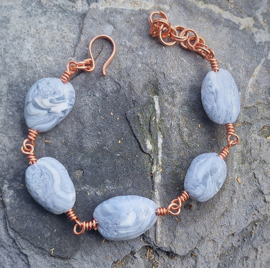 Armbånd med store marmorerte perler og kobber