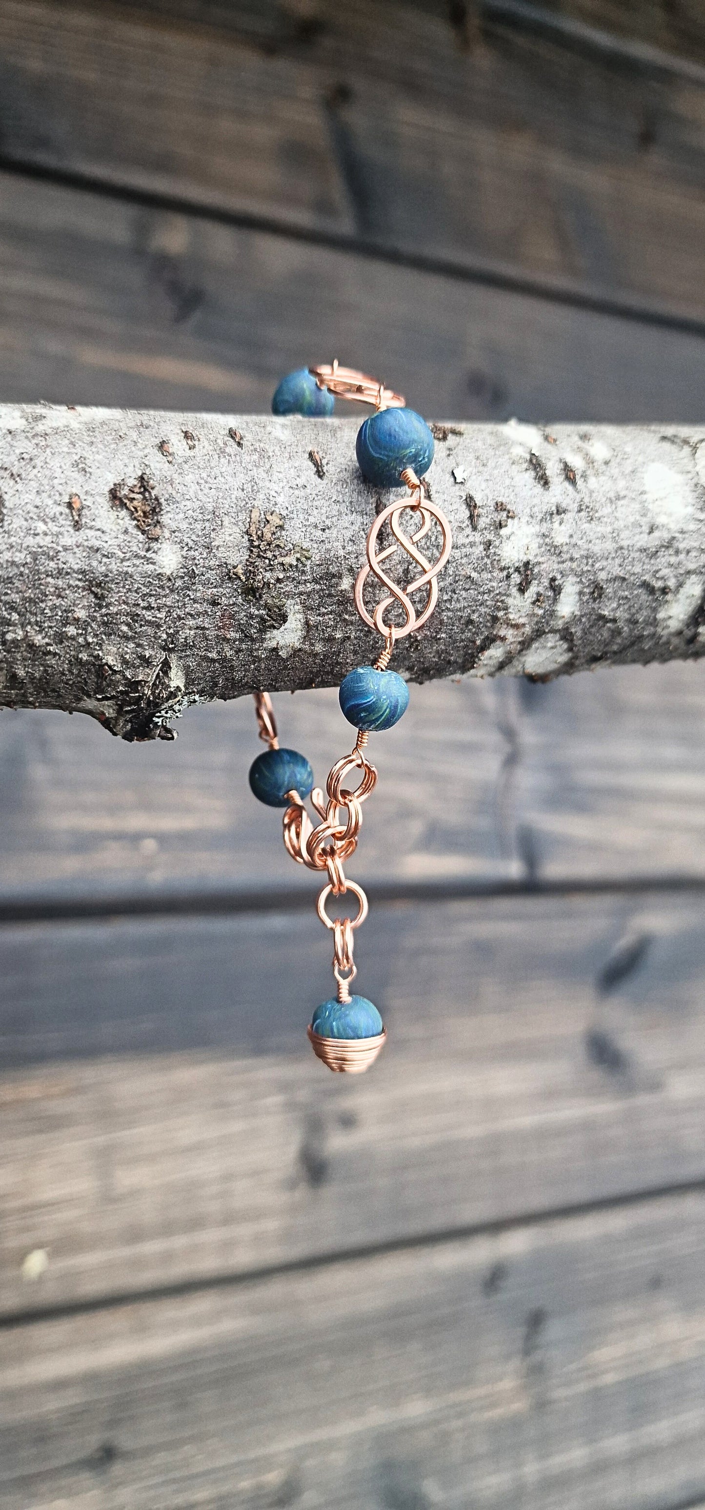 Keltisk inspirert armbånd med denim-fargede perler