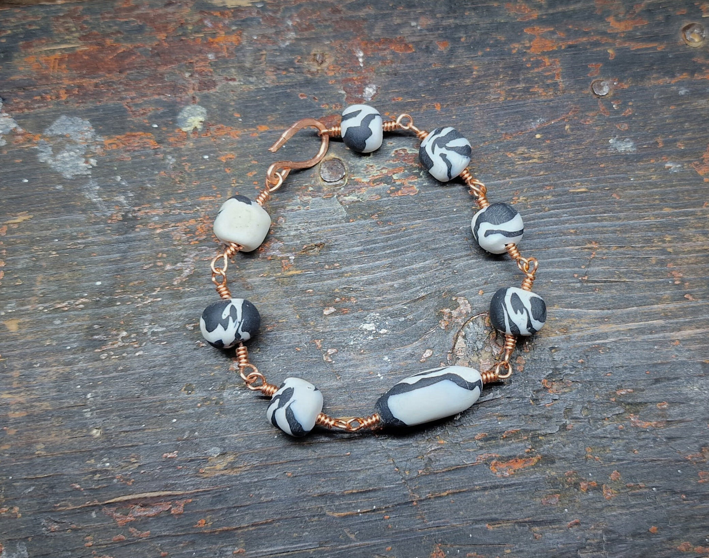 Armbånd med matte perler i svart og hvitt