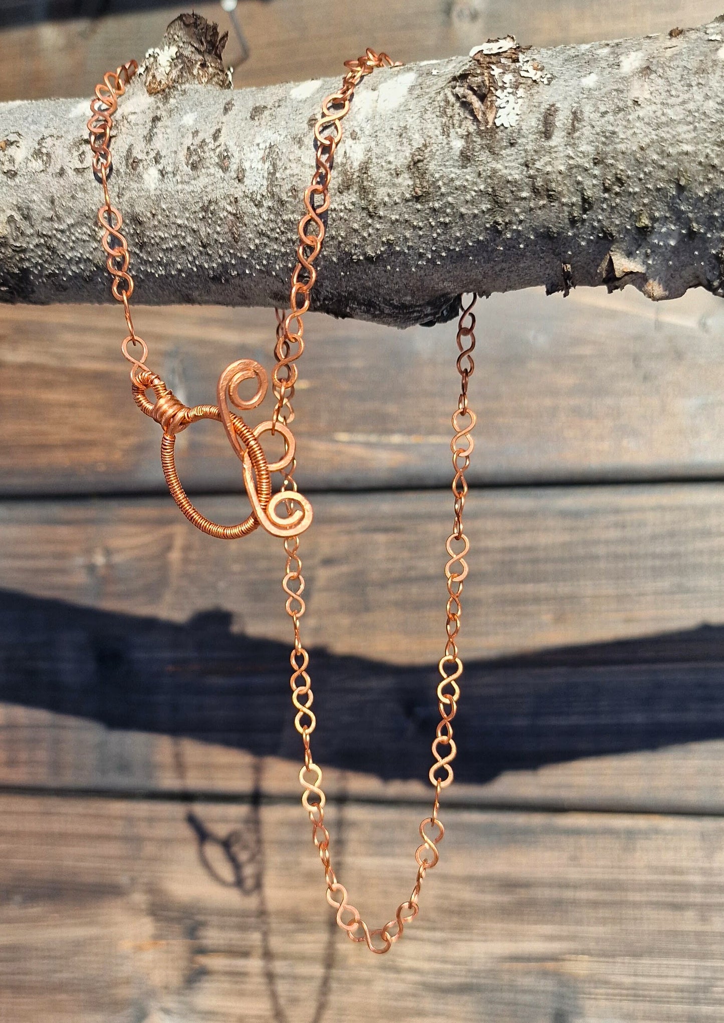 Rustikk kobbersmykke med dekorativ lås. To-i-ett-smykke