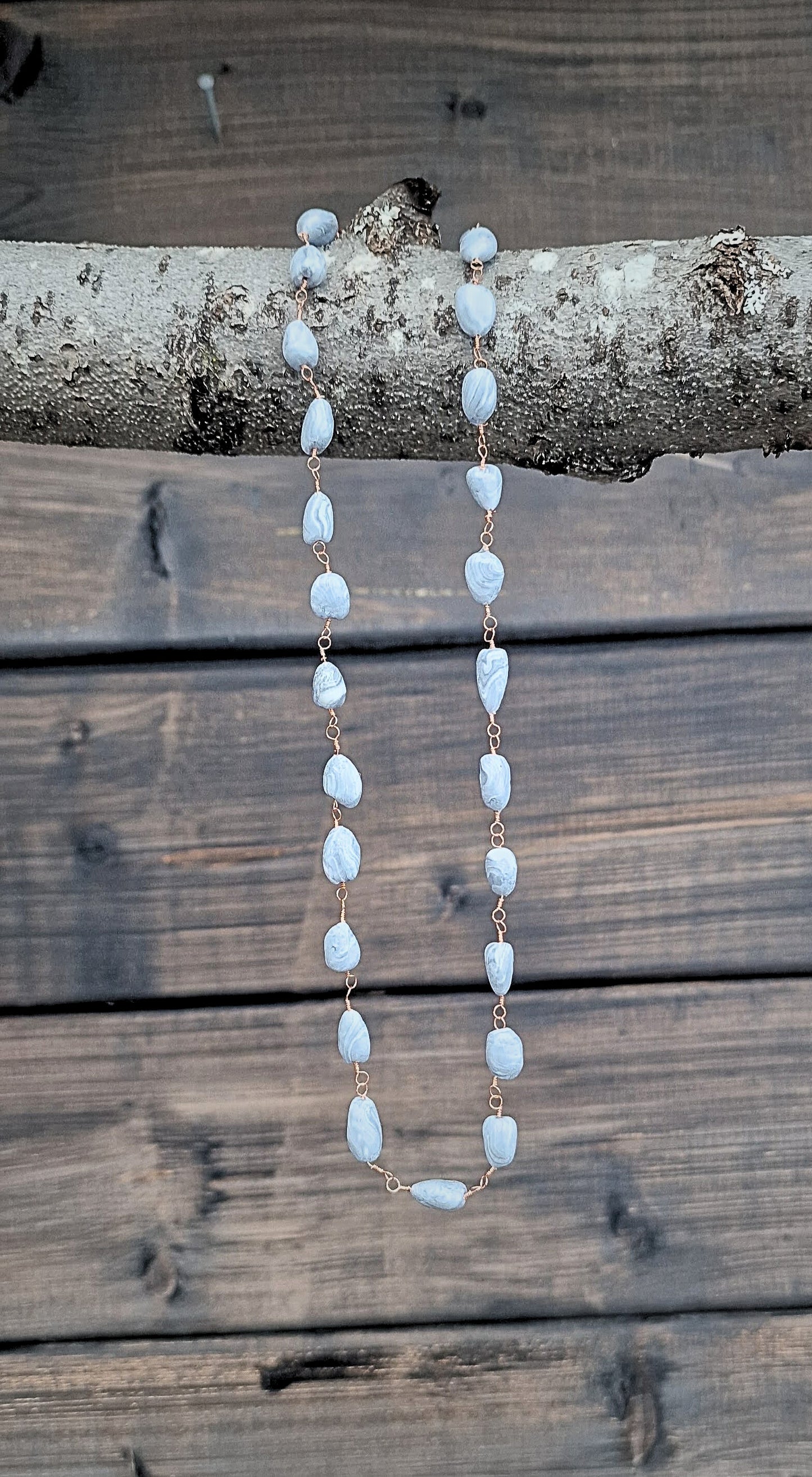 Perlekjede med marmorerte perler i naturlige farger