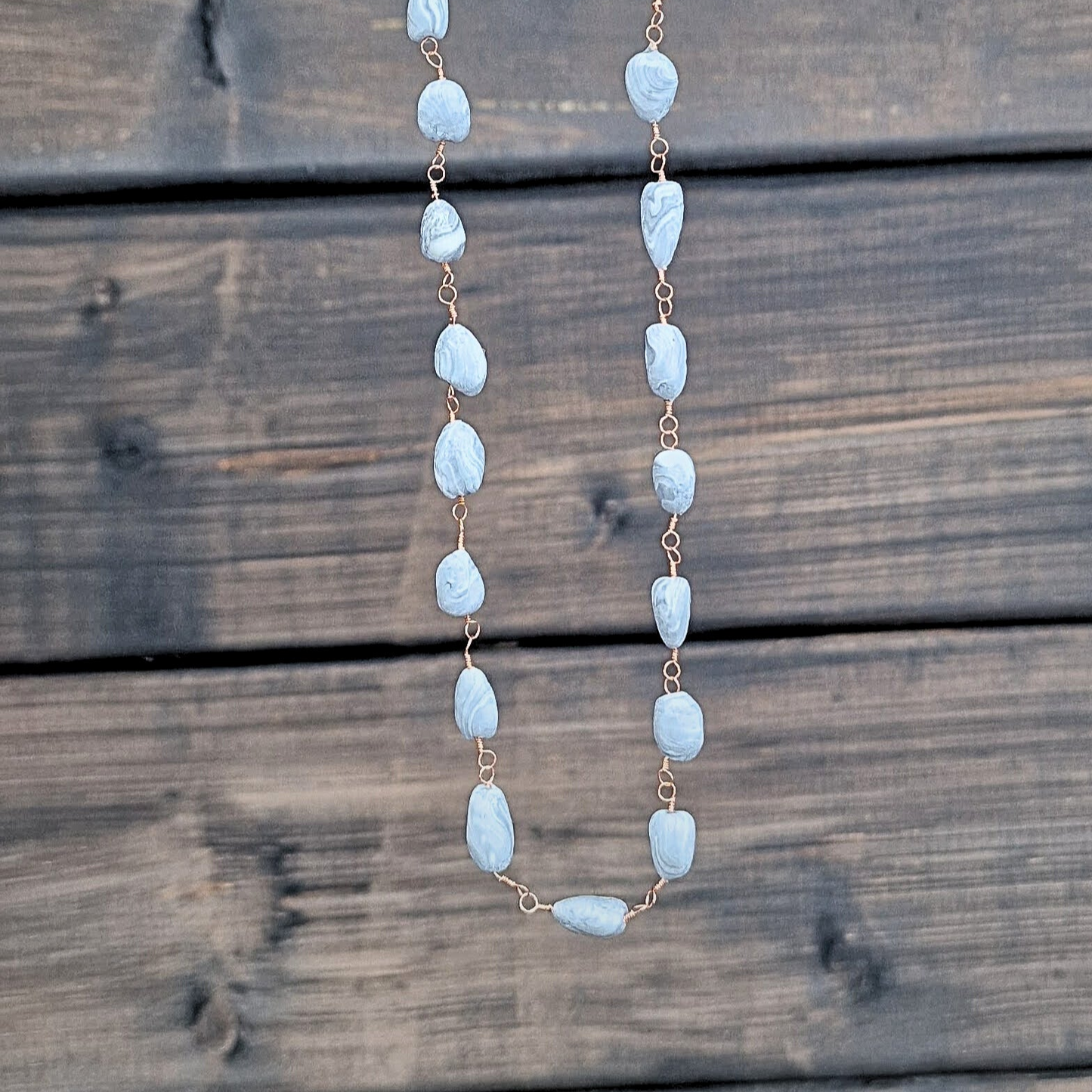 Perlekjede med marmorerte perler i naturlige farger