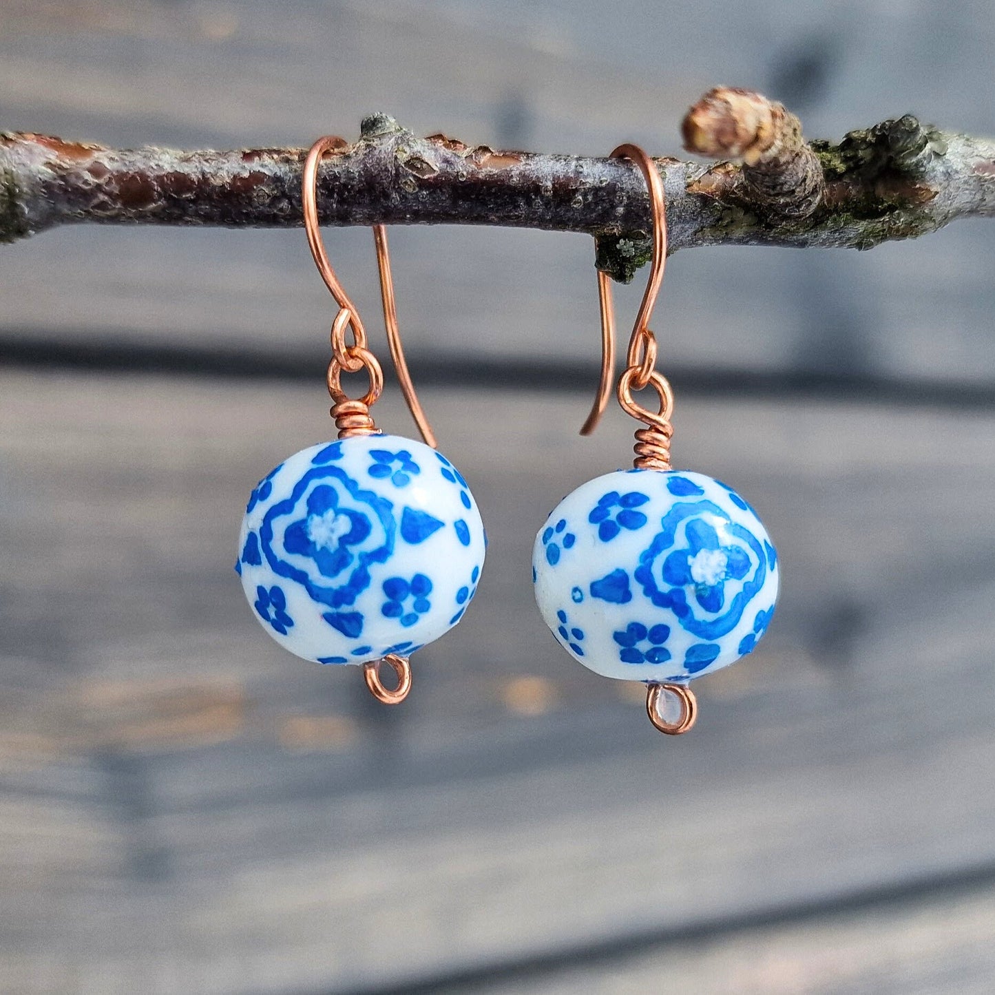 Vakre håndmalte øredobber i porselens-design