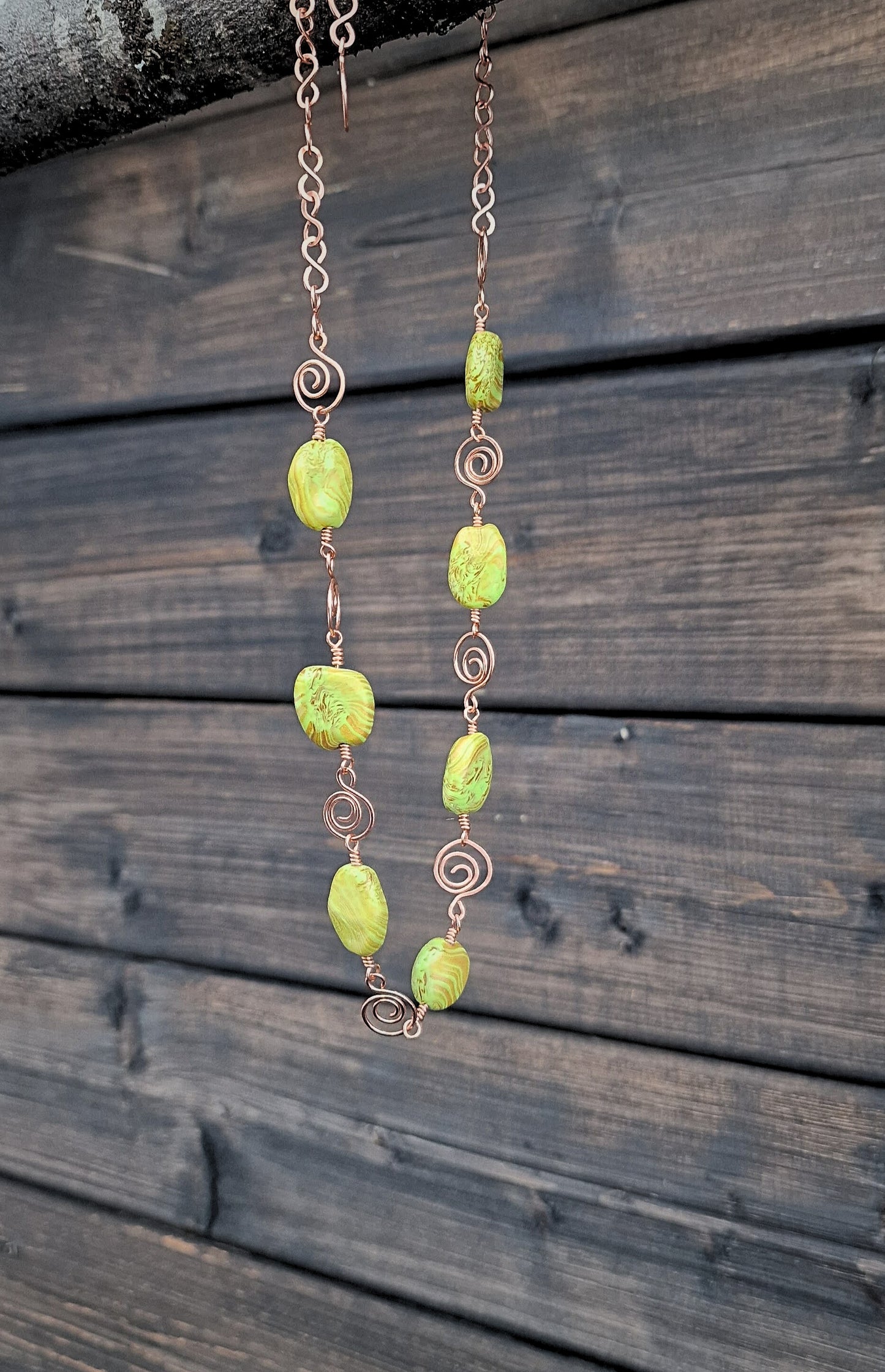 Smykke med store perler i grønn og gull med vakre kobberdetaljer