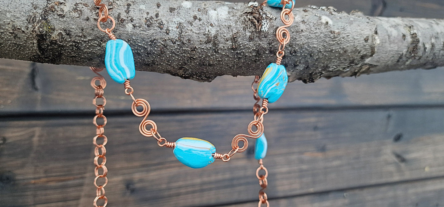 Sommerlig smykke med kobber og turkise polymer perler