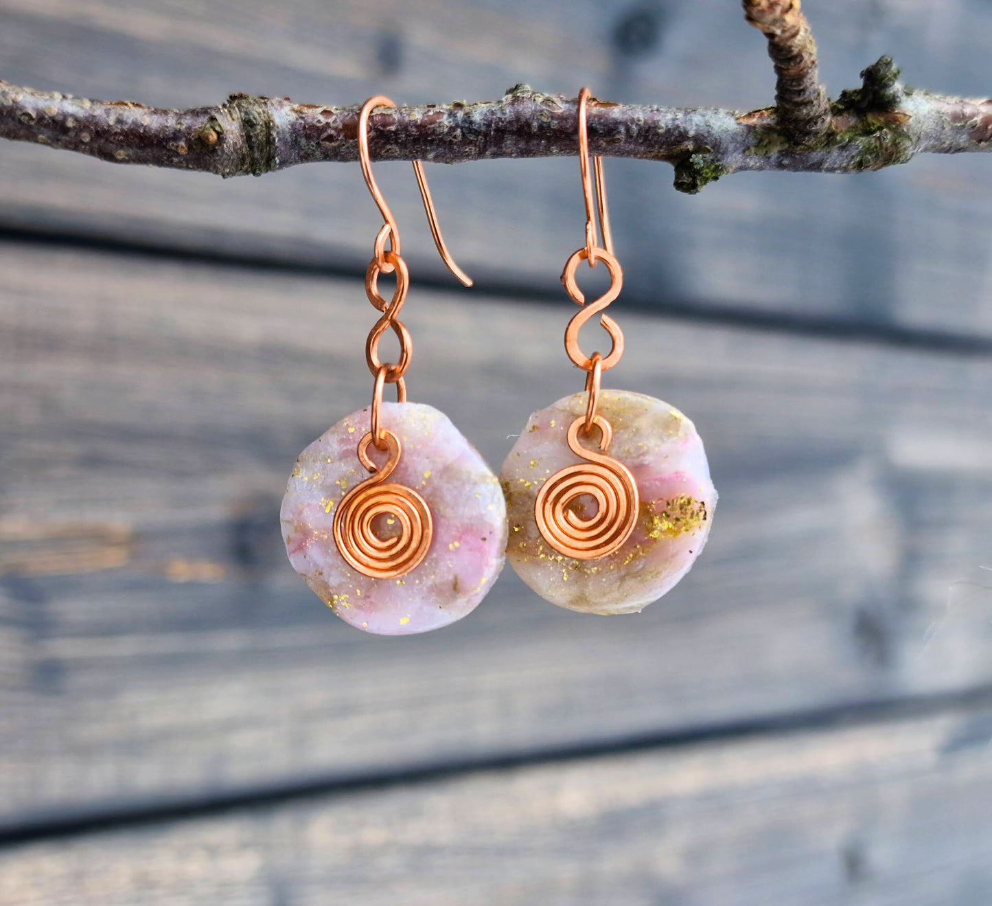 Dreamy marmorimitert ørepynt i rosa og gulltoner