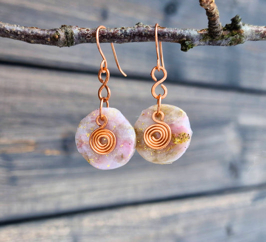 Dreamy marmorimitert ørepynt i rosa og gulltoner