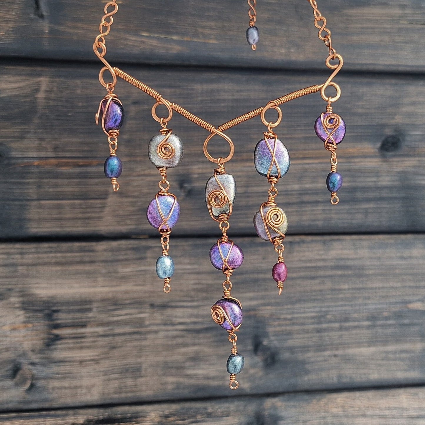 Juserbart choker-smykke med håndlagde duochrome perler tvunnet i dekorativ kobber