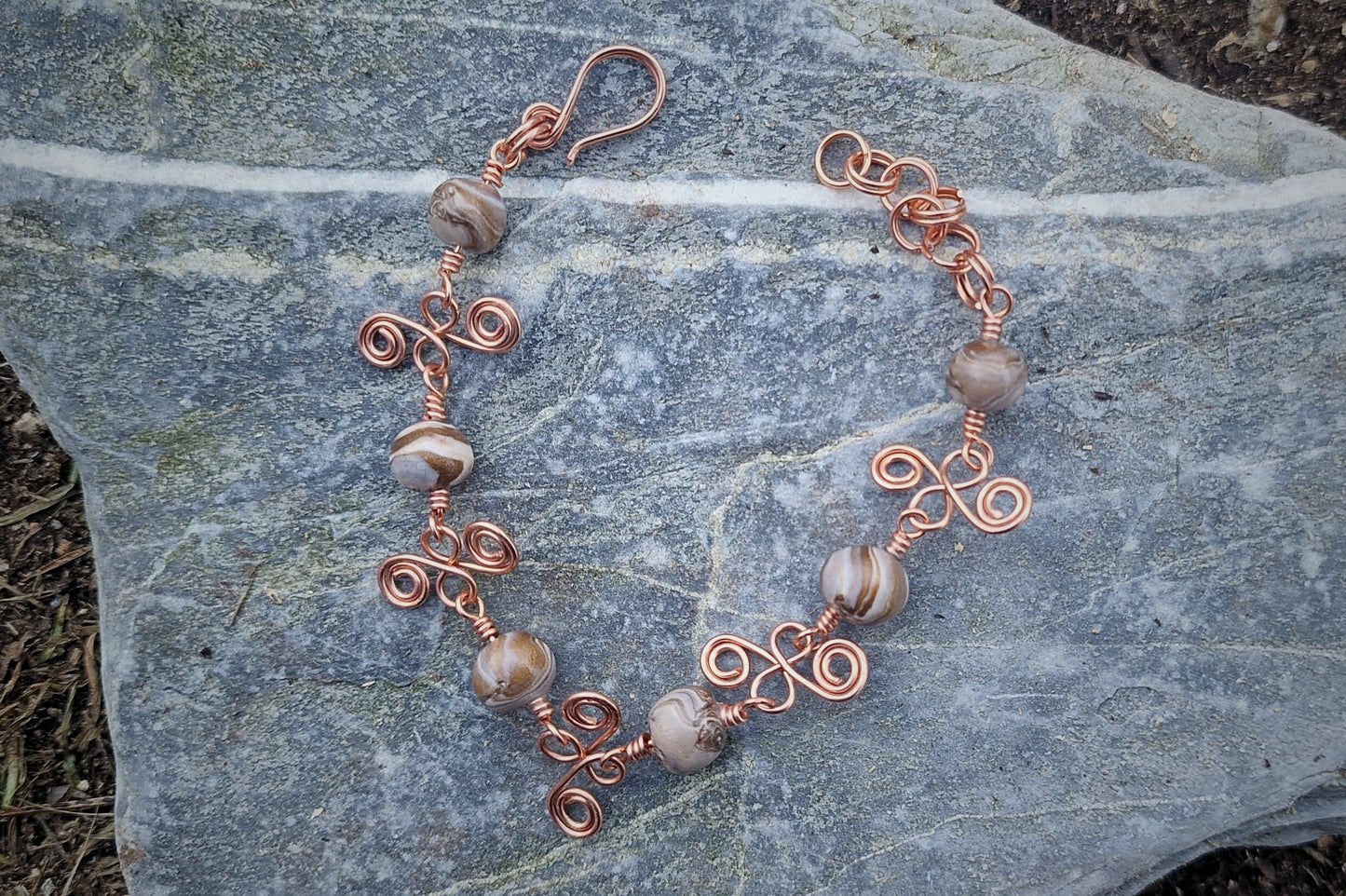 Armbånd med dekorative kobberledd og marmorerte perler