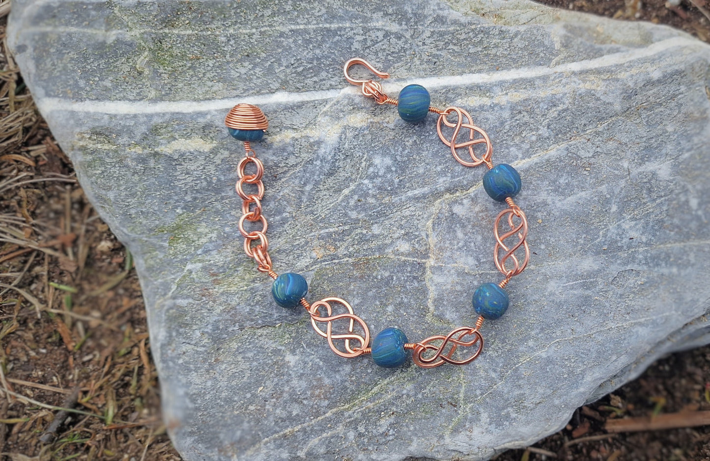 Keltisk inspirert armbånd med denim-fargede perler