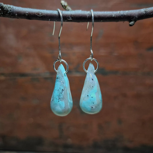 Øredobber med dråpeform i kalde farger med lekker marmorering