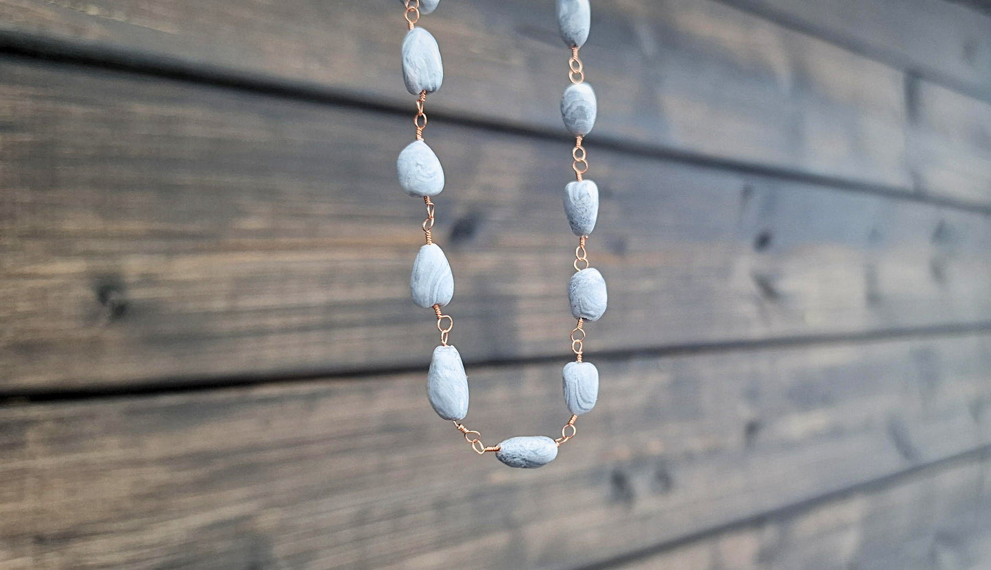 Perlekjede med marmorerte perler i naturlige farger