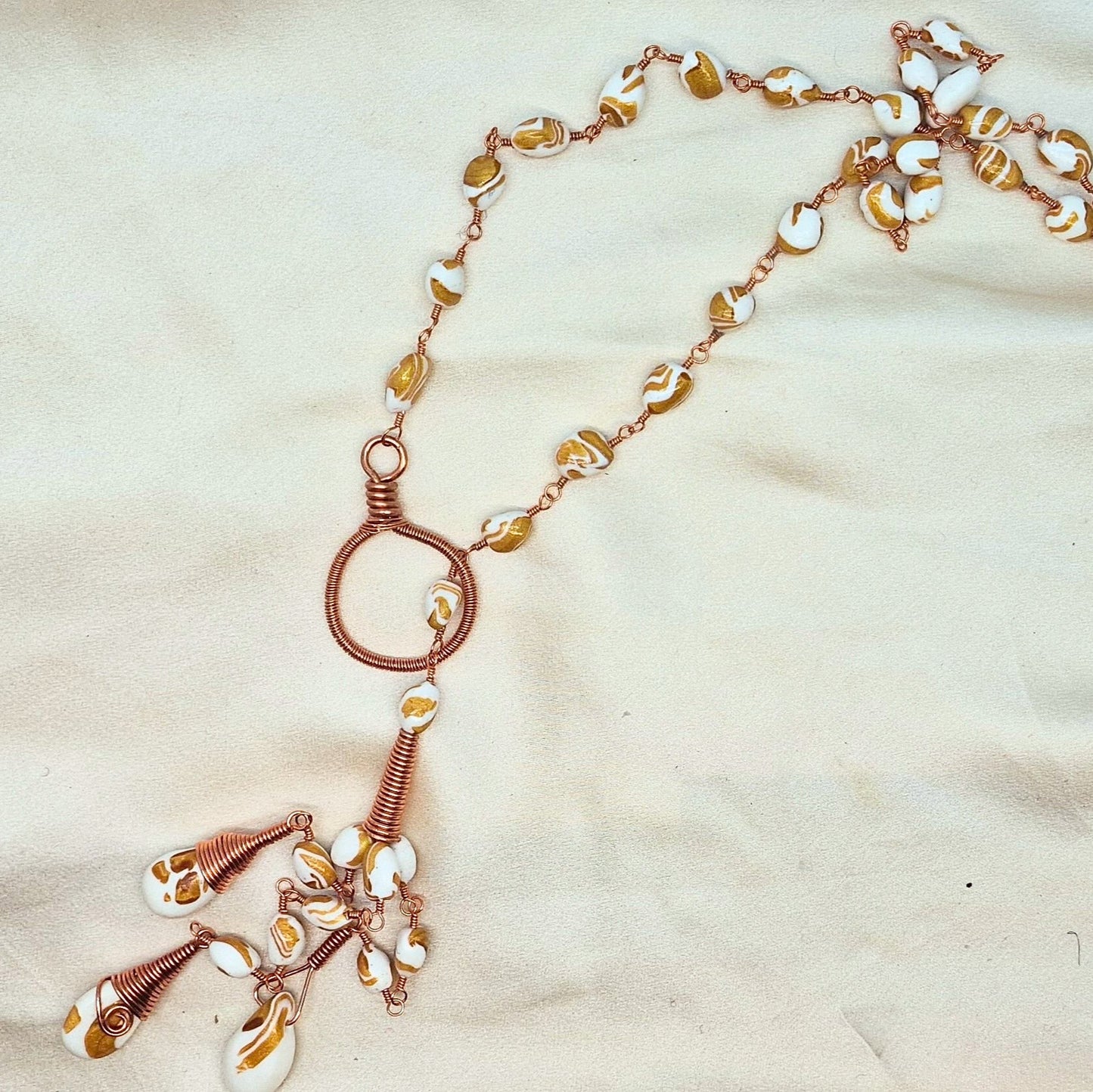 Smykke med spennende utforming og mange detaljer i håndlagde perler og kobber