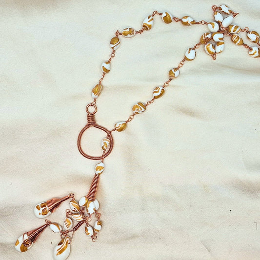 Smykke med spennende utforming og mange detaljer i håndlagde perler og kobber