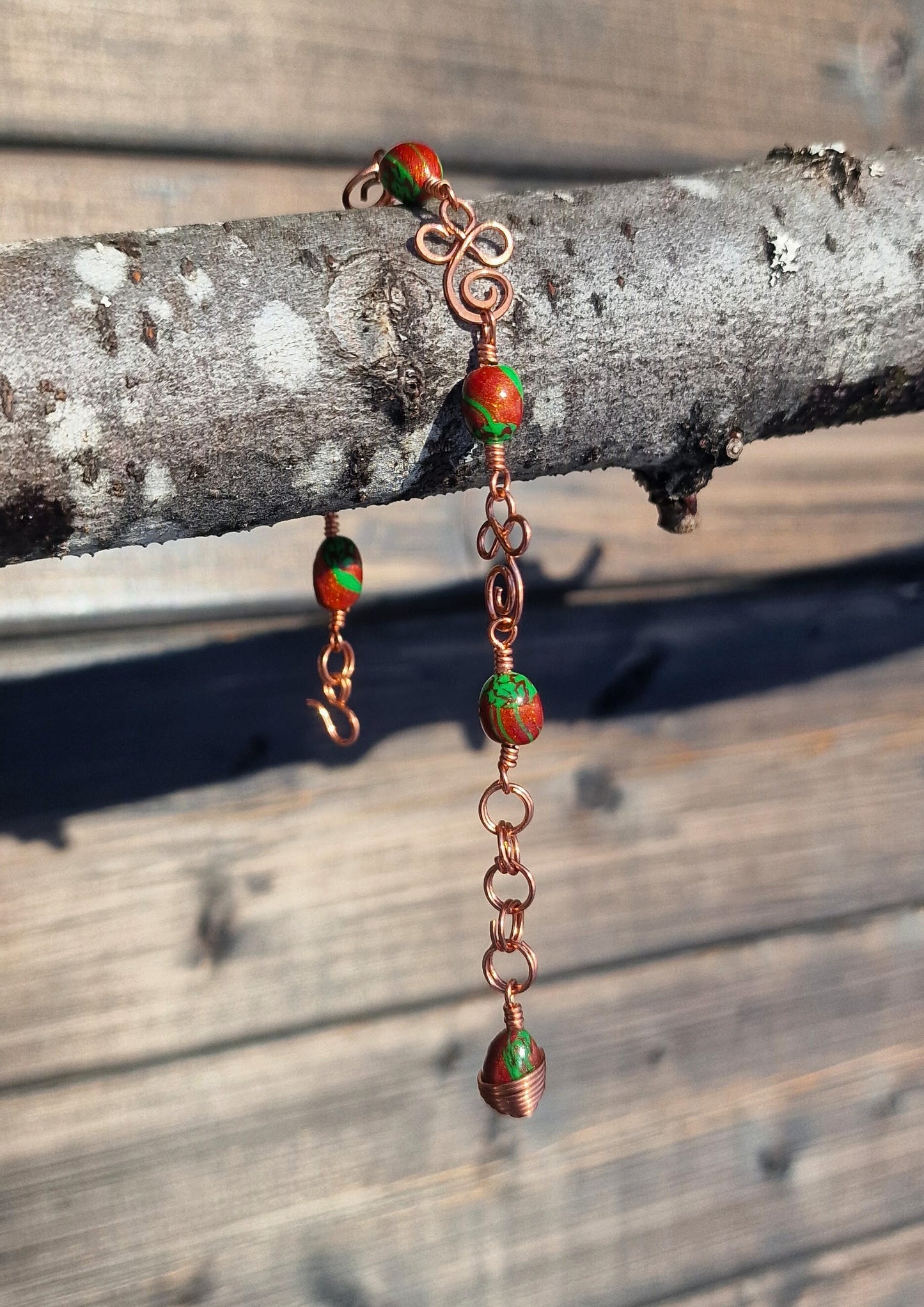 Armbånd med perler i lekre høstfarger og dekorative kobberledd